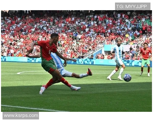 足球明星精彩瞬间高清图集展现球场魅力与激情的完美结合 足球明星精彩瞬间高清图集展现球场魅力与激情的完美结合