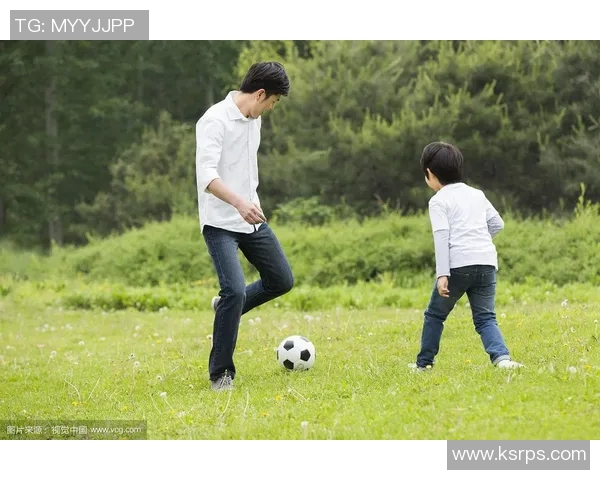 足球明星父子共训场景展现亲子情深与运动热情